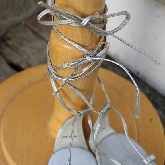 GAP Silver Vegan Faux Leather Strappy Tie Up Wrap Thong Flat Sandals Sz 9 - Picture 4 of 7
